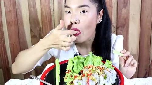 小妹拿瓜吃,夏日里的甜蜜时光